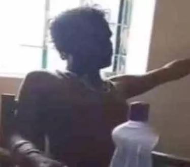 क्लासरूम में  शराबी टीचर ने बच्चों और महिला शिक्षिकाओं के सामने उतारे कपड़े, वीडियो वायरल होते ही मचा हड़कंप!