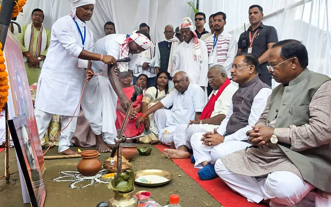 अंबिकापुर: CM विष्णुदेव साय बोले – बाबा कार्तिक उरांव का योगदान सदैव रहेगा प्रेरणास्रोत, अंबिकापुर में किया ‘बाबा कार्तिक उरांव चौक’ का भूमि पूजन
