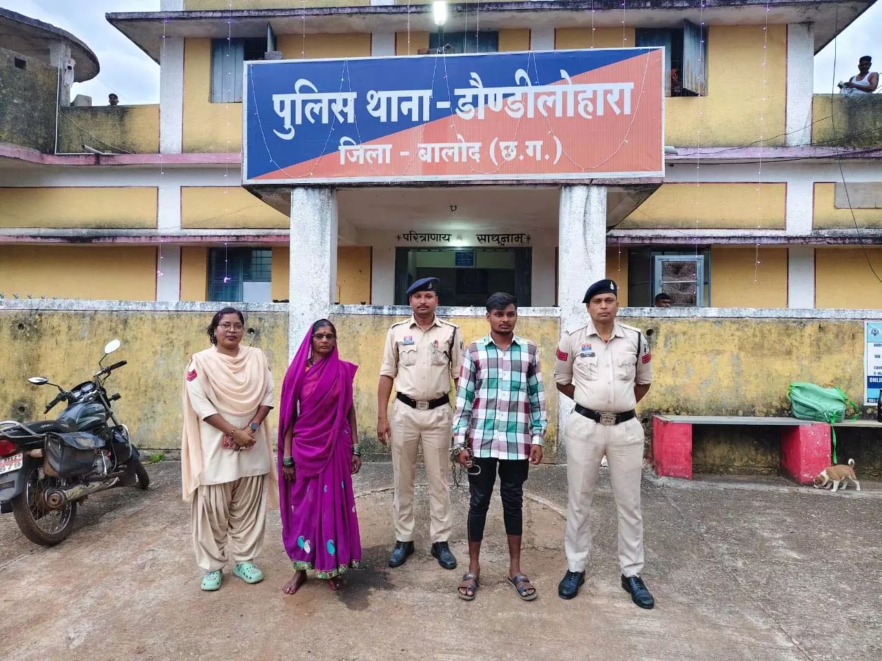 मां-बेटे का खौफनाक खेल! बालोद में पत्नी ने बेटे संग मिलकर की पति की हत्या — शव को बोरी में भरकर जंगल में फेंका मां-बेटे का खौफनाक खेल! बालोद में पत्नी ने बेटे संग मिलकर की पति की हत्या — शव को बोरी में भरकर जंगल में फेंका