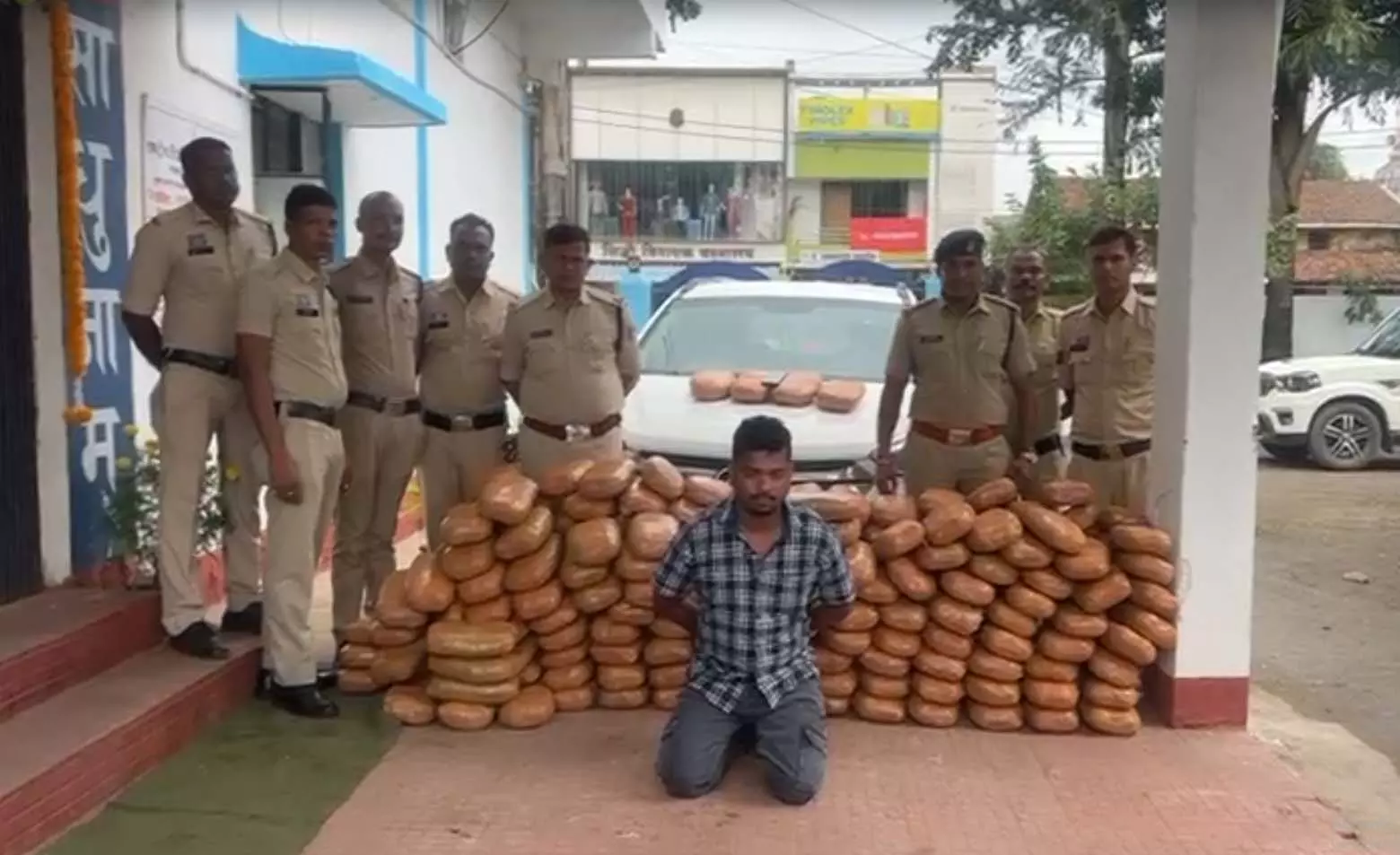 CG BREAKING: ओडिशा से आ रहा था ‘नशे का माल’ — रायगढ़ में 58 लाख के गांजे के साथ तस्कर गिरफ्तार!