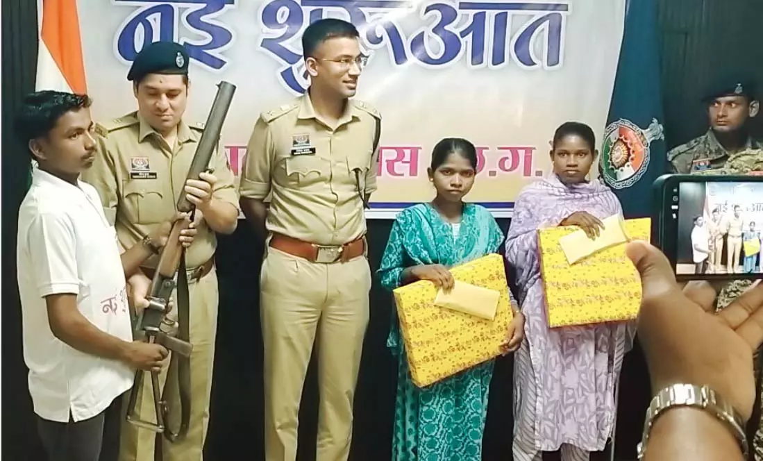 गरियाबंद में 3 इनामी नक्सली ने त्यागा हिंसा का मार्ग, किया आत्मसमर्पण