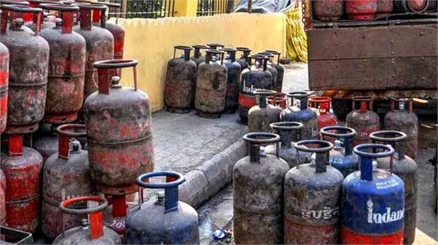 LPG Price Hike: अक्टूबर की शुरुआत में जेब पर वार, सस्ता सिलेंडर लेने की उम्मीदें टूटीं… यहां देखें नए रेट LPG Price Hike: अक्टूबर की शुरुआत में जेब पर वार, सस्ता सिलेंडर लेने की उम्मीदें टूटीं… यहां देखें नए रेट