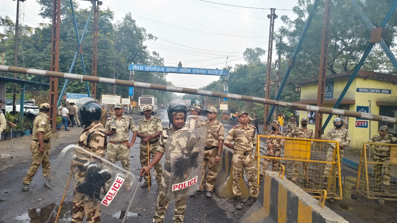 खदान के भीतर बवाल: शांतिपूर्ण प्रदर्शन पर टूटी लाठियां, भू-विस्थापितों की चीखों से गूंज उठा गेवरा क्षेत्र