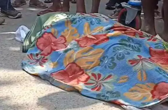 अंबिकापुर: एंबुलेंस की लापरवाही में तड़पते हुए युवक की मौत, परिजन ने मेडिकल कॉलेज अस्पताल के सामने किया चक्काजाम