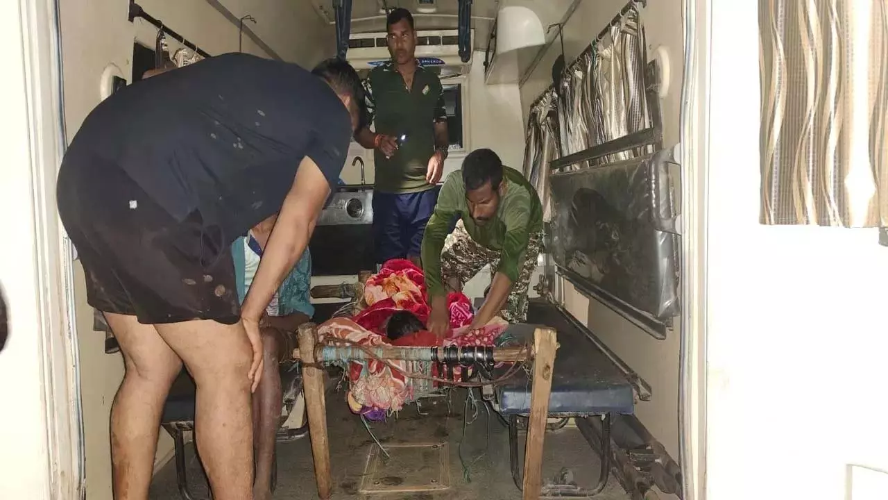 नक्सलियों का खौफनाक खेल! IED ब्लास्ट में मासूम किशोर गंभीर घायल — गांव दहशत में, हर तरफ चीख-पुकार