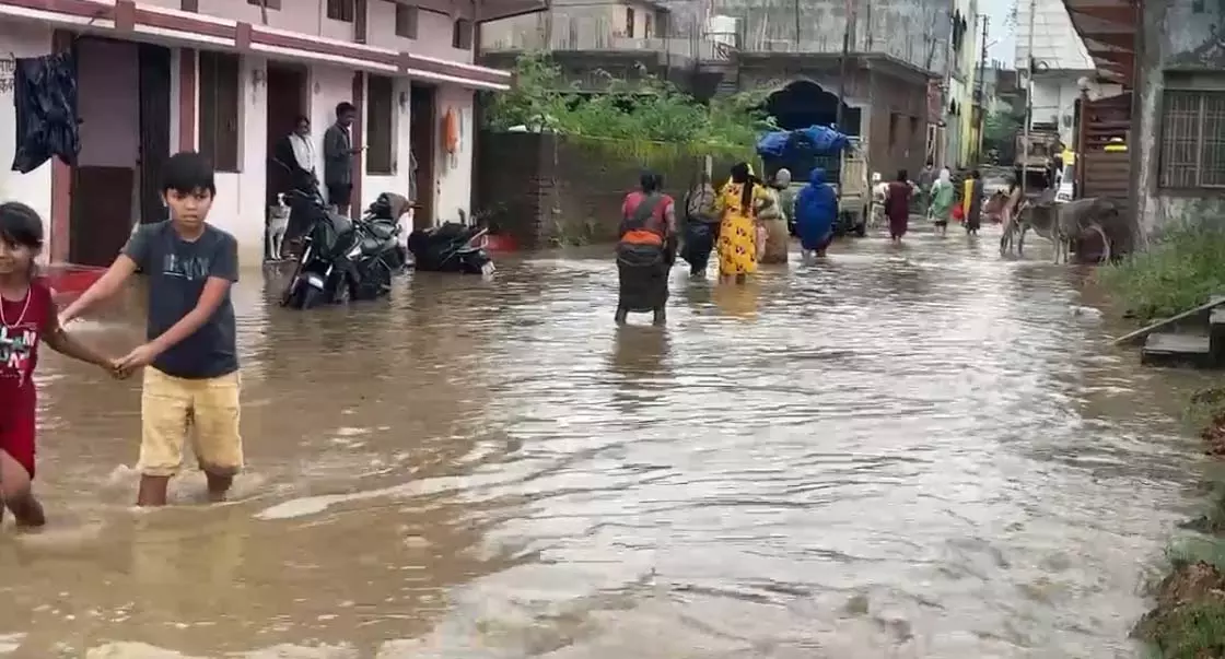 24 साल का रिकॉर्ड टूटा! सरगुजा संभाग में ऐसी बारिश कि गलियों में नदियाँ बहने लगीं