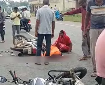 अंबिकापुर में बेकाबू रफ्तार का कहर: भीषण भिड़ंत में युवक की मौत, घायल को ग्रामीणों ने बीच सड़क पर घसीटकर पीटा!