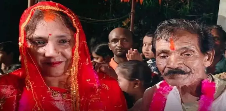 70 साल का दूल्हा, 30 साल की दुल्हन! मोहल्ले में बजे बाजे, सात फेरे लेकर रचा दी ‘अजब-गजब’ शादी 70 साल का दूल्हा, 30 साल की दुल्हन! मोहल्ले में बजे बाजे, सात फेरे लेकर रचा दी ‘अजब-गजब’ शादी