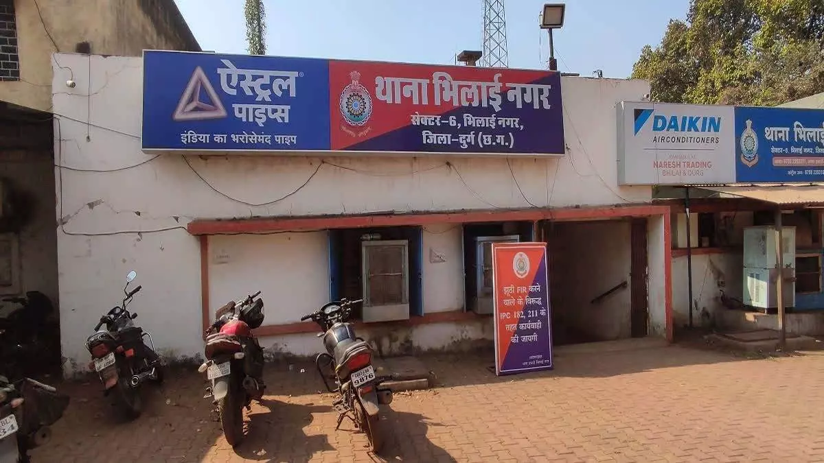 DRM बनकर लूट लिया रिटायर्ड रेलकर्मी का बैंक! एक क्लिक में उड़ गए 9 लाख, ठग ने सरकारी अफसर बनकर दिया साइबर झांसा!