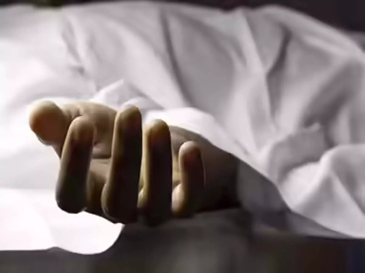 जुआ छापेमारी के दौरान दर्दनाक हादसा: कुएं में गिरने से युवक की मौत, थाने में बवाल