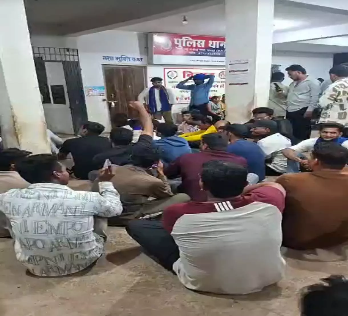 रायपुर में धर्मांतरण मामले में आरोपी हिरासत में, भीम आर्मी ने थाने के बाहर दिया धरना