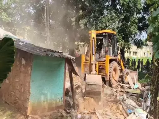 CG NEWS: रेलवे कॉलोनी में बुलडोजर का कहर: 32 घर ढहा, 50 से ज्यादा परिवार बेघर!”