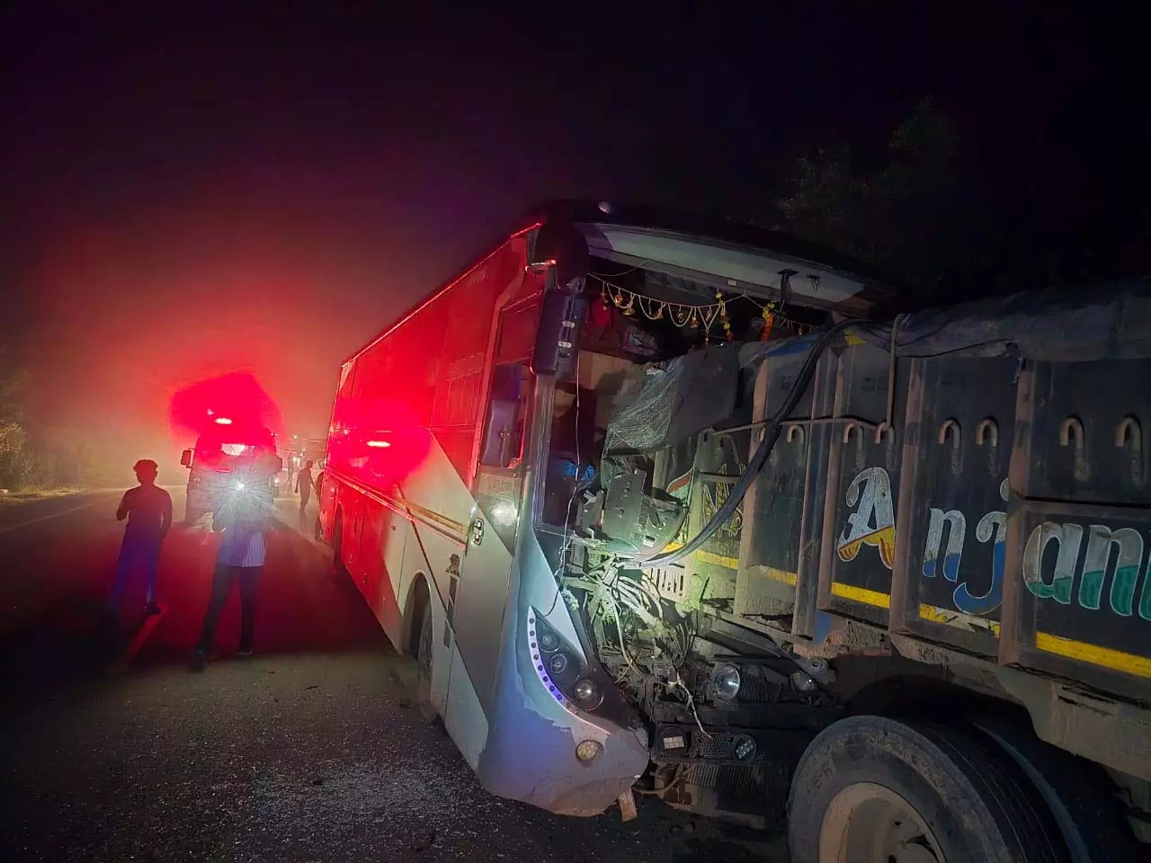 NH-30 पर गूंजी टक्कर की डरावनी आवाज!…खड़े ट्रक से भिड़ी तेज रफ्तार बस, 12 घायल… दो CRPF जवान भी जख्मी!