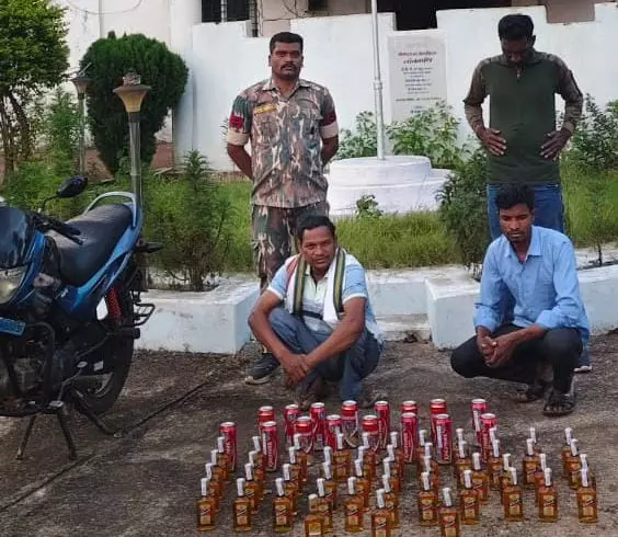 धमतरी में मचा हड़कंप! उड़ीसा से आ रही शराब की खेप पकड़ी गई… दो तस्कर दबोचे गए, बाइक समेत लाखों की बरामदगी