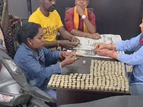 किसान पिता का अनोखा दिवाली गिफ्ट: 10-10 के सिक्कों से बेटी के लिए खरीदी स्कूटी, 6 महीने में जुटाई रकम
