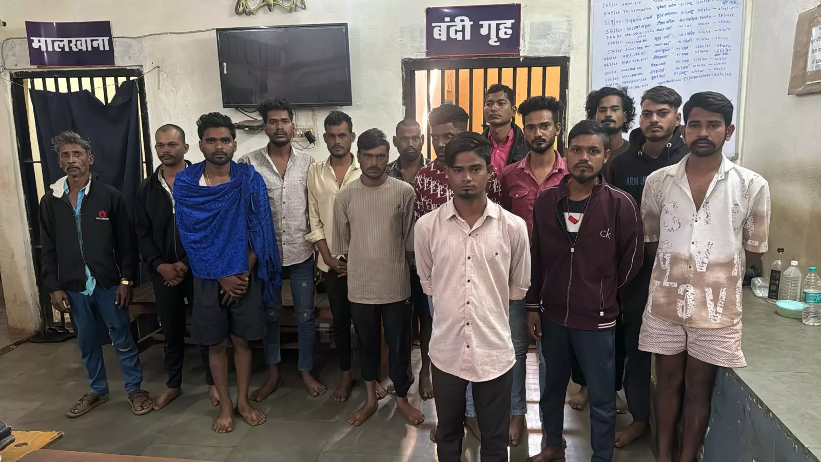100 टीमों ने शहर के बीएसयूपी कॉलोनियों, राजीव आवास और झुग्गी बस्तियों में मारा छापा—नशे, शराब और हथियार सहित फरार वारंटी गिरफ्तार