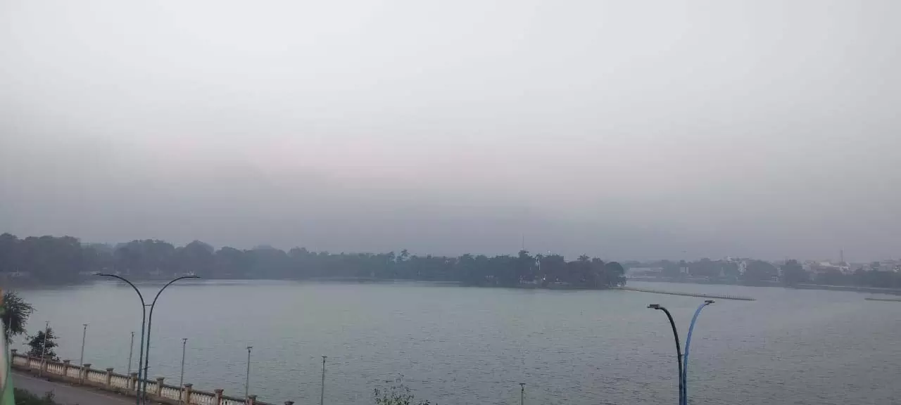 बूढ़ा तालाब कोहरे से ढका, रायपुर में ठंड ने दी दस्तक