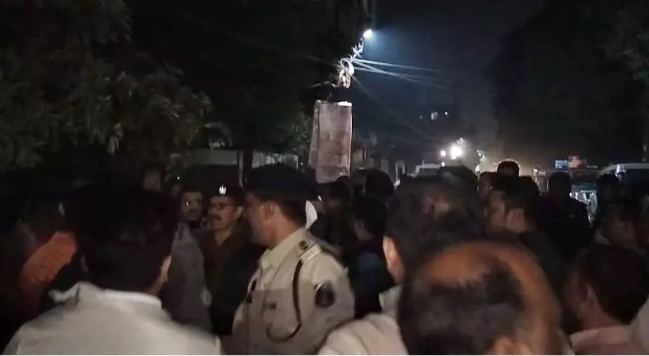 रायपुर: चौपाटी हटाने को लेकर विधायक राजेश मूणत के बंगले के सामने राजनीतिक तनाव