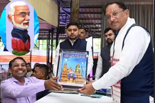 भिलाई: पीएम मोदी की चने के दाने जैसी छोटी मूर्ति देखकर मुख्यमंत्री भी रह गए दंग