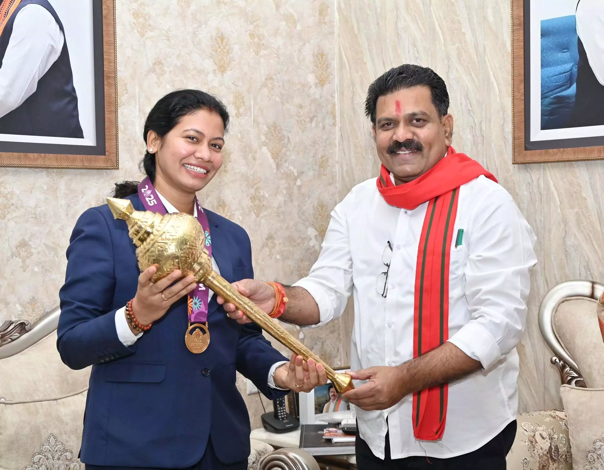 रायपुर: उपमुख्यमंत्री विजय शर्मा ने महिला क्रिकेट टीम की फिजियोथेरेपिस्ट आकांक्षा सत्यवंशी का किया सम्मान