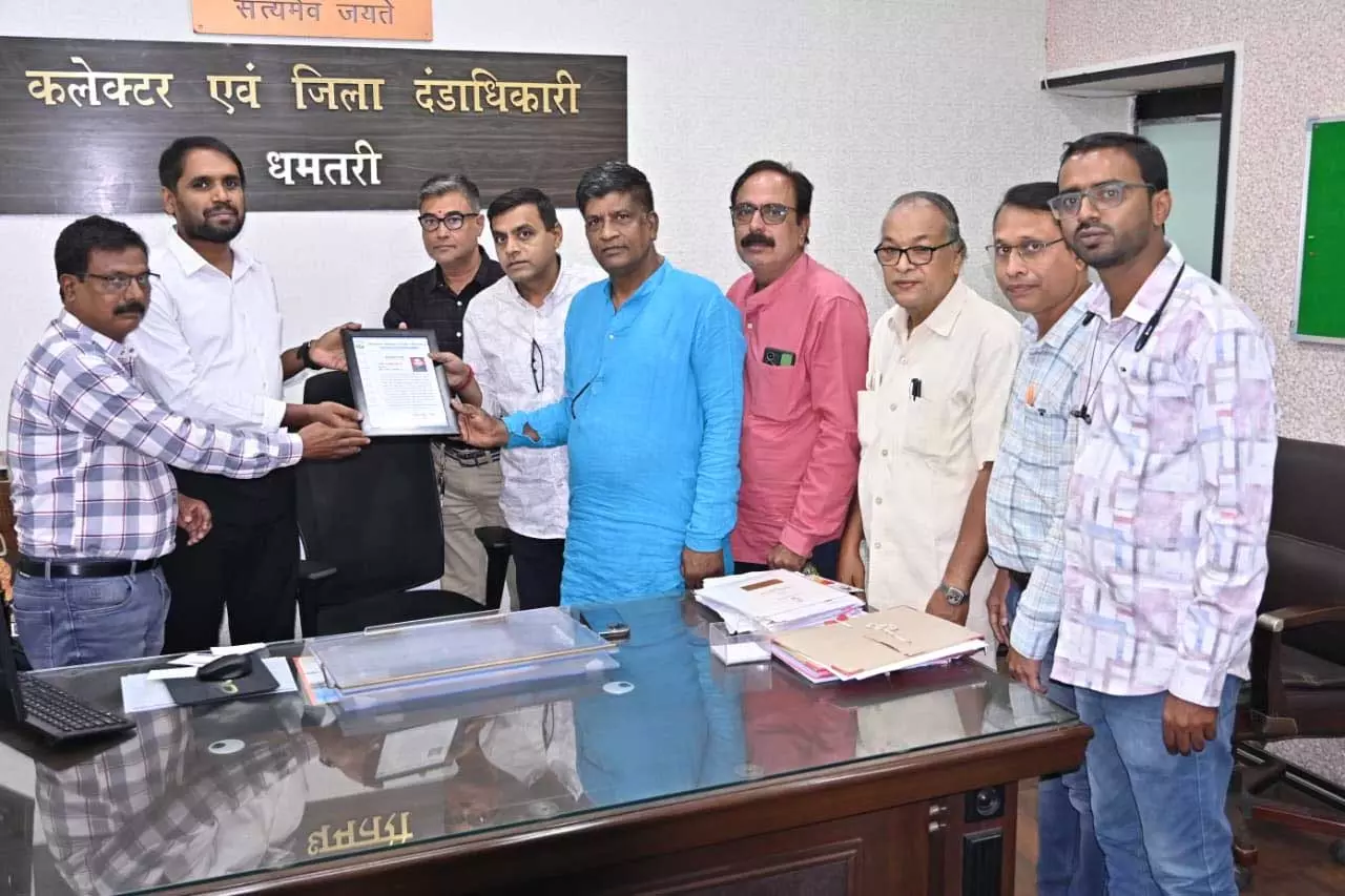 राष्ट्रीय उपलब्धियों पर कलेक्टर अबिनाश मिश्रा को डिस्ट्रिक्ट मीडिया क्लब ने प्रशस्ति पत्र देकर दी बधाई राष्ट्रीय उपलब्धियों पर कलेक्टर अबिनाश मिश्रा को डिस्ट्रिक्ट मीडिया क्लब ने प्रशस्ति पत्र देकर दी बधाई