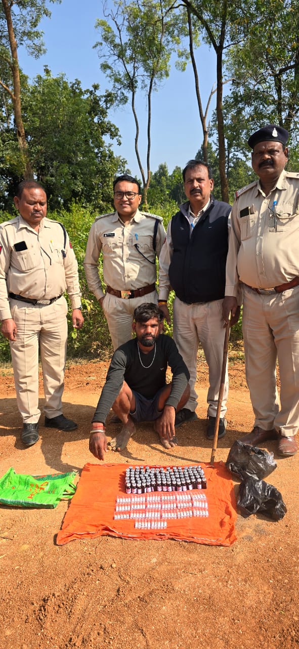 आज सुरजपुर जिले का नशीले इंजेक्शन का सप्लायर चढ़ा आबकारी उड़नदस्ता टीम के हत्थे :: चंद्रेली निवासी रामबरत रवि के कब्जे से 200 नग नशीला इंजेक्शन जप्त कर जेल दाखिल किया