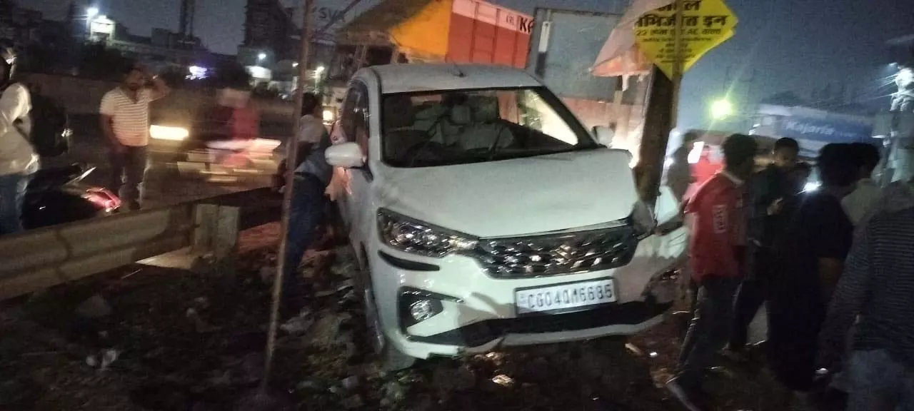  Raipur Breaking: रिंग रोड पर तेज रफ्तार अर्टिगा खंभे से जा भिड़ी, टक्कर के बाद चालक रहस्यमय तरीके से फरार!