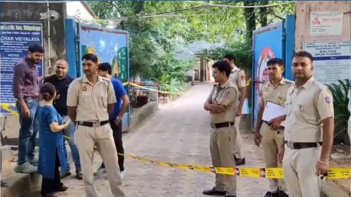 दिल्ली टीन सुसाइड केस: ‘स्कूल बुलिंग’ की आशंका से मचा हड़कंप, जांच में स्कूल सिस्टम की बड़ी खामियां उजागर दिल्ली टीन सुसाइड केस: ‘स्कूल बुलिंग’ की आशंका से मचा हड़कंप, जांच में स्कूल सिस्टम की बड़ी खामियां उजागर