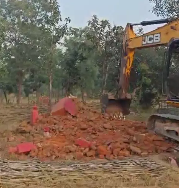 अबूझमाड़ में गूँजी JCB की गर्जना! क्रेन से ढहाया गया नक्सल स्मारक—जंगल के अंदर छिपा था बड़ा राज…