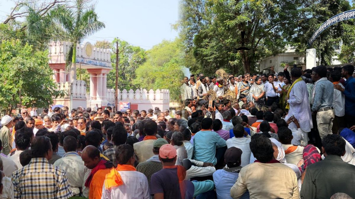 खैरागढ़: बे-मौसम बारिश से फसलें चौपट, हजारों किसानों ने कलेक्ट्रेट में प्रदर्शन कर मुआवजे की मांग की