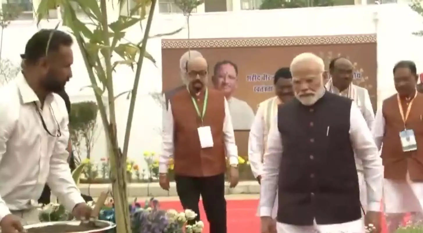 पीएम मोदी ने शहीद वीर नारायण सिंह स्मारक और जनजातीय स्वतंत्रता सेनानी संग्रहालय का उद्घाटन किया