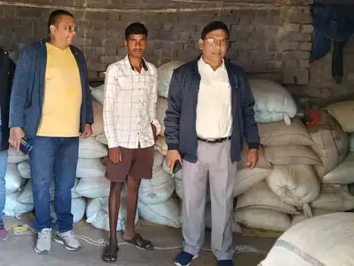 रायगढ़ में अवैध धान की बड़ी गिरफ्तारी: व्यापारी ने छुपा रखी 65 बोरी, जांच टीम ने पकड़ा