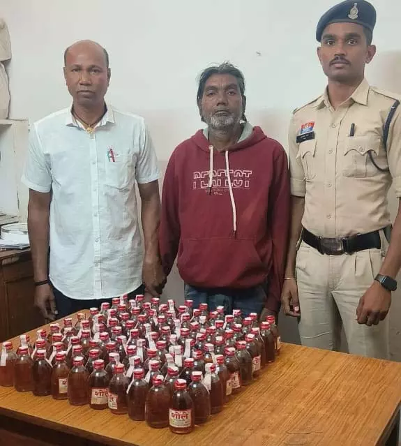 रायपुर में बुजुर्ग के घर अवैध शराब के साथ गिरफ्तारी, 18.9 लीटर बरामद