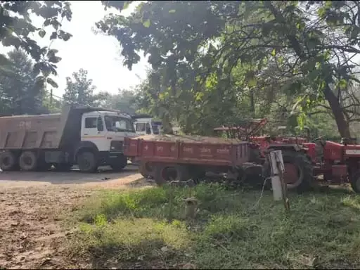 रेत की अवैध तस्करी पर खनिज विभाग का ऐक्शन: 10 ट्रैक्टर और 2 हाईवा जब्त, शहर में मचा हड़कंप