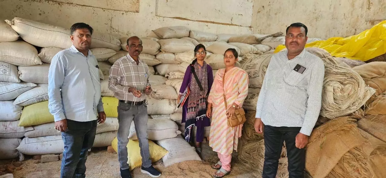 अवैध धान भंडारण पर प्रशासन की बड़ी कार्रवाई
