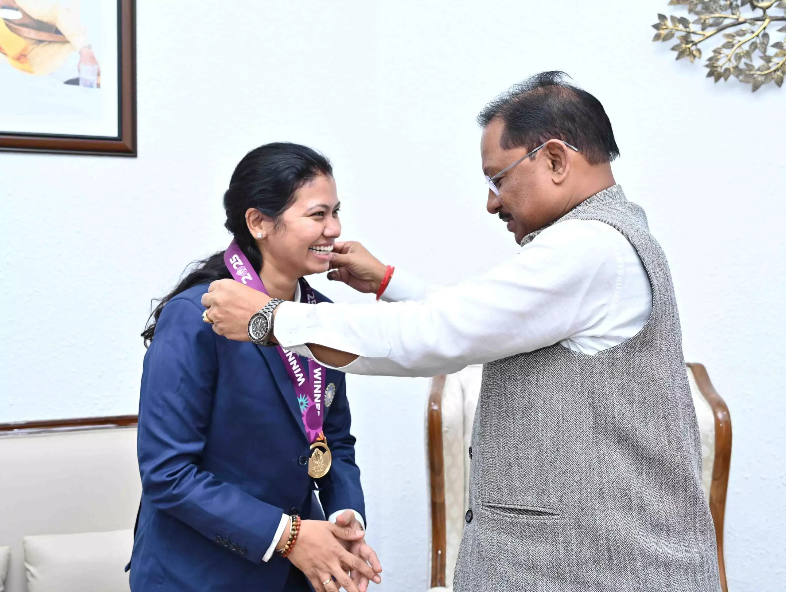 “छत्तीसगढ़ की बेटी ने रचा इतिहास: वर्ल्ड कप विजेता टीम की फिजियो आकांक्षा को सीएम साय ने किया सम्मानित, बोले – ‘राज्य सरकार हर खिलाड़ी के साथ चट्टान की तरह खड़ी है’”