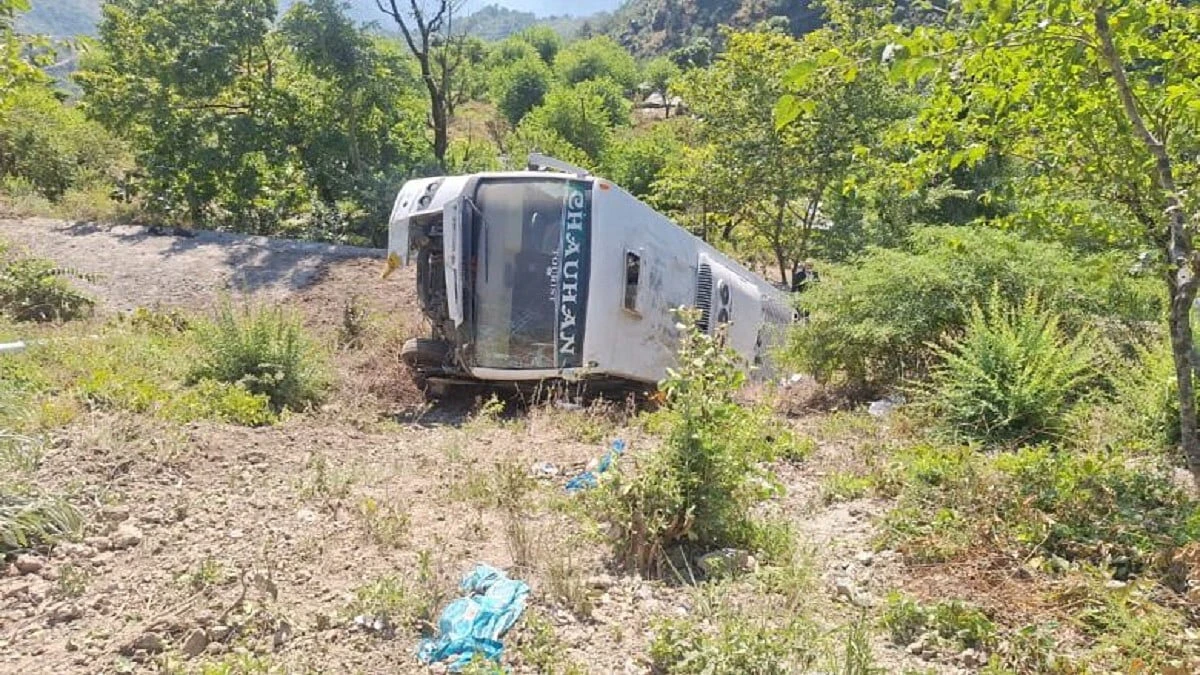 उत्तराखंड में बस हादसा: कुंजापुरी के पास खाई में गिरी बस, 5 की मौत, 23 घायल