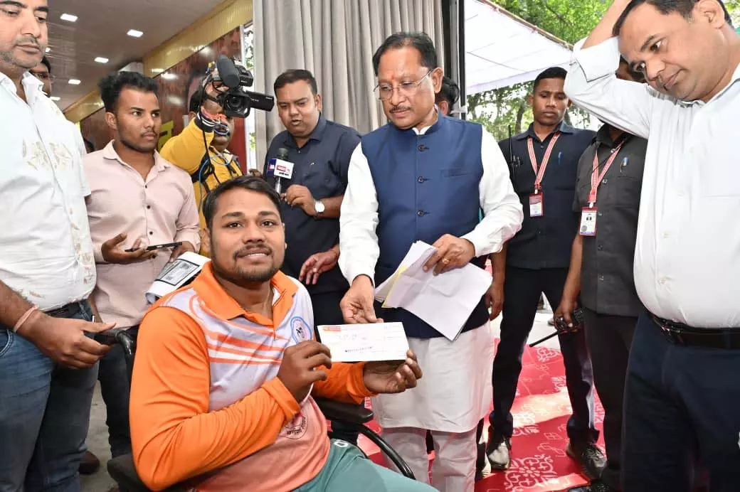 दिव्यांग रग्बी खिलाड़ी पिंटू राम साहू को मुख्यमंत्री ने दिए 90 हजार रुपए का आर्थिक अनुदान