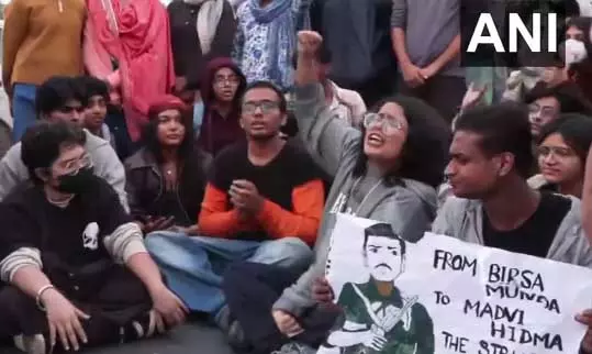 दिल्ली में ‘क्लीन एयर’ प्रदर्शन अचानक हिंसक! हिडमा समर्थकों ने पुलिस पर छिड़का चिली स्प्रे, जवानों के लिए आपातकालीन हालात