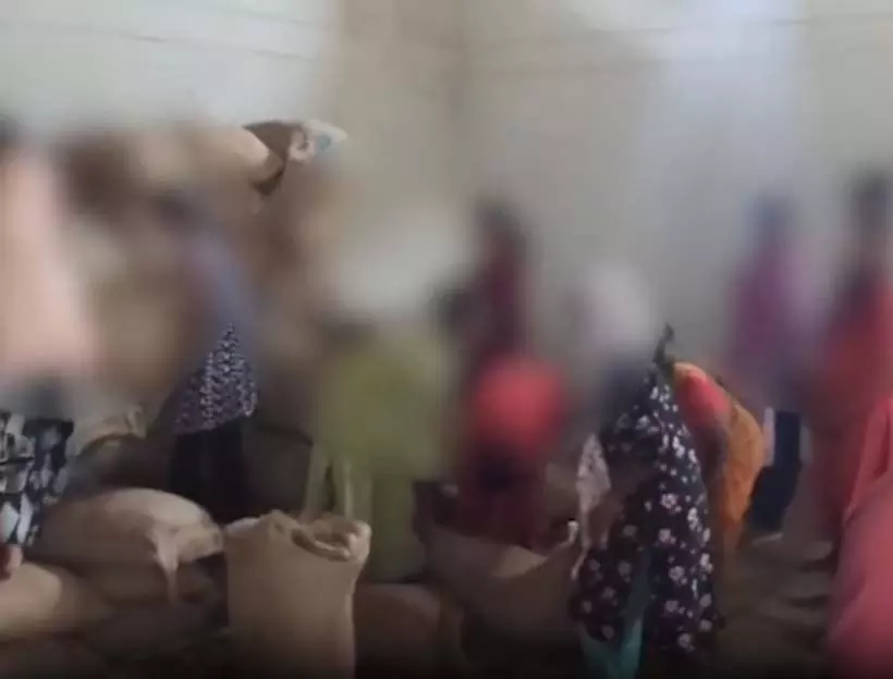 छात्रावास अधीक्षिका की लापरवाही उजागर, छात्राओं से राशन दुकान में कराई हमाली
