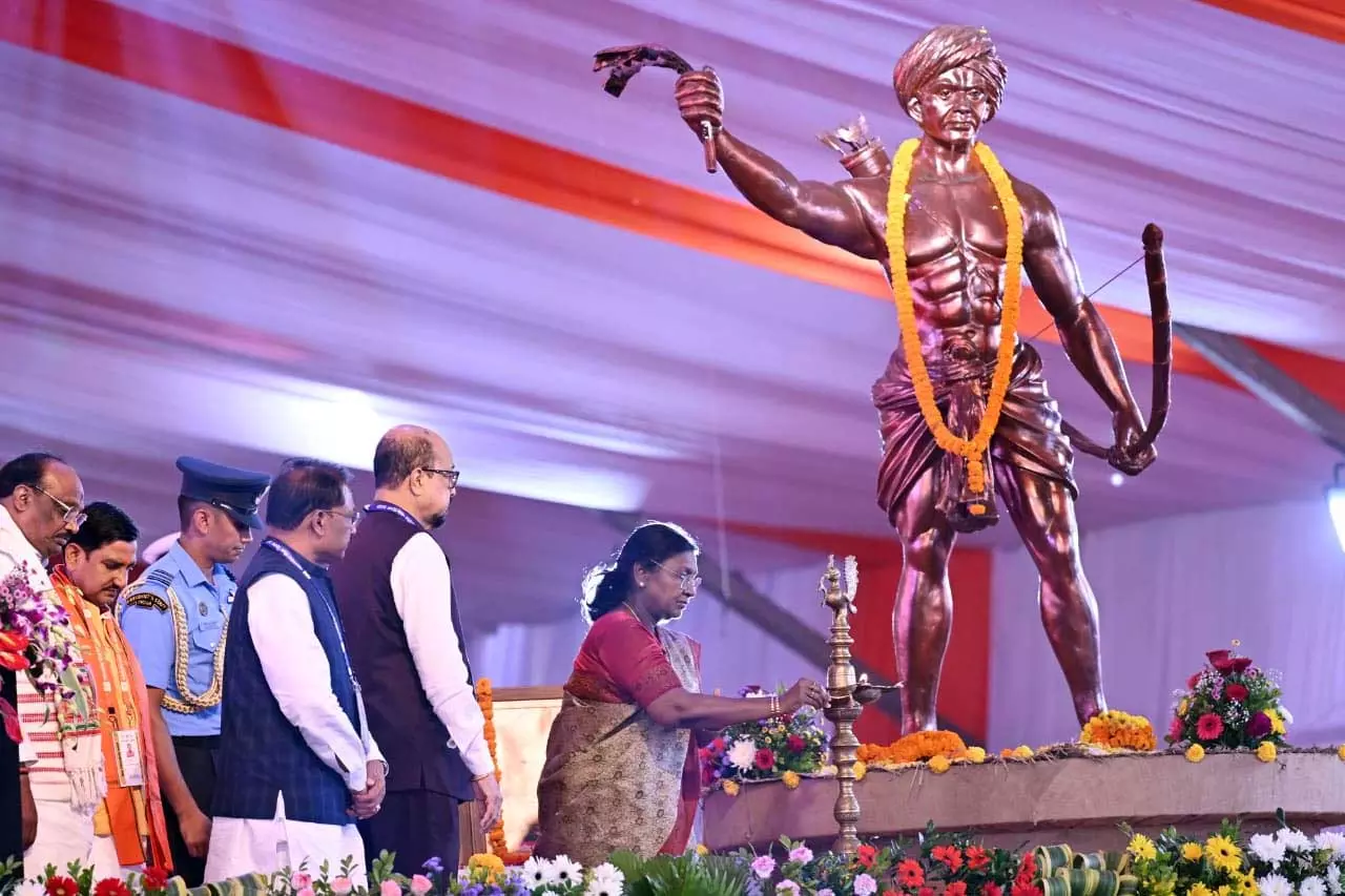 राष्ट्रपति द्रौपदी मुर्मु ने जनजातीय समाज प्रमुखों और स्वतंत्रता संग्राम सेनानियों से की भेंट राष्ट्रपति द्रौपदी मुर्मु ने जनजातीय समाज प्रमुखों और स्वतंत्रता संग्राम सेनानियों से की भेंट