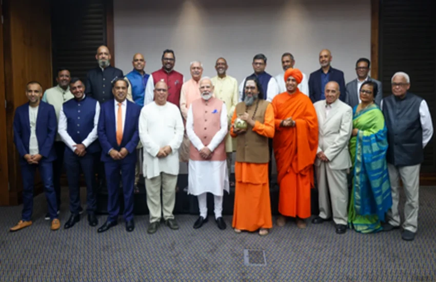 पीएम मोदी ने जोहान्सबर्ग में भारतीय कम्युनिटी लीडर्स से की महत्वपूर्ण बातचीत