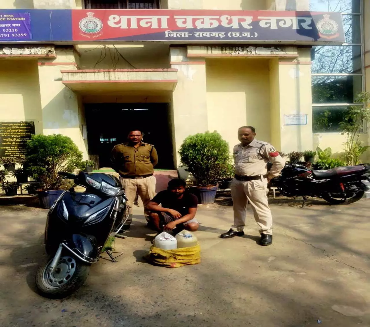 Raigarh: स्कूटी में ले जा रहे 20 लीटर अवैध महुआ शराब सहित तस्कर गिरफ्तार
