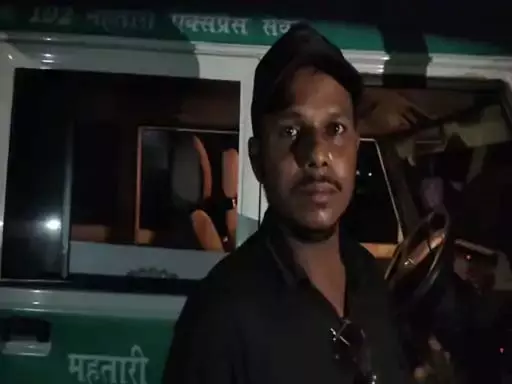 महतारी एक्सप्रेस 102 के ड्राइवर ने शराब के नशे में बीच सड़क पर गाड़ी रोकी, मची भगदड़