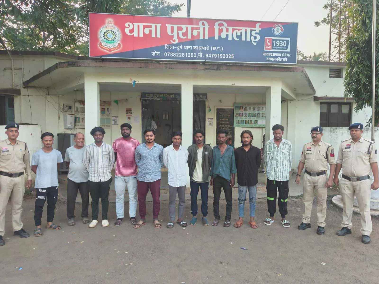 दुर्ग पुलिस का बड़ा अभियान: 78 लोगों के खिलाफ अवैध गतिविधियों में कार्रवाई