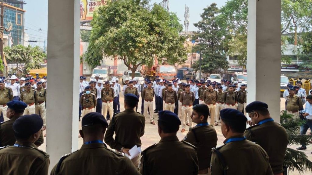 DGP-IGP कॉन्फ्रेंस 2025: PM मोदी और HM अमित शाह के रायपुर दौरे के लिए सुरक्षा और ट्रैफिक व्यवस्था चाक-चौबंद DGP-IGP कॉन्फ्रेंस 2025: PM मोदी और HM अमित शाह के रायपुर दौरे के लिए सुरक्षा और ट्रैफिक व्यवस्था चाक-चौबंद