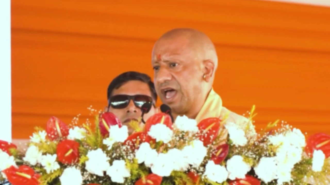 योगी आदित्यनाथ का गरजता हमला: “कुछ लोग हिंदुस्तान में रहकर भी ‘वंदे मातरम’ बोलने से डरते हैं!”
