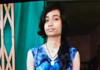 वायशेप ब्रिज पर ई-रिक्शा पलटा, युवती की मौत