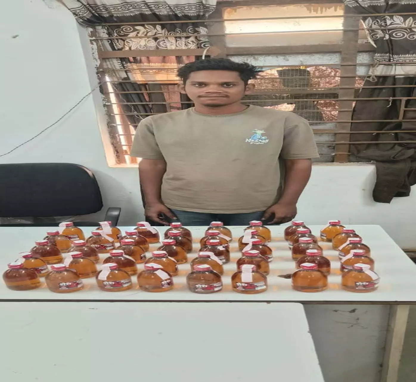  रायपुर में अवैध शराब का जाल बेनकाब! दो स्कूटी समेत 18 लीटर देशी शराब जब्त, एक आरोपी गिरफ्तार — एक नाबालिग भी शामिल