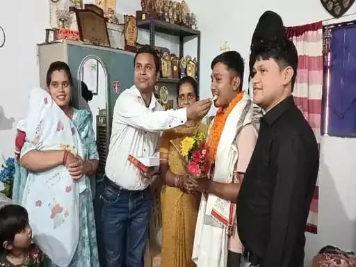 घरों में बर्तन धोकर मां ने पढ़ाया, बेटा बना CGPSC 2024 में टॉपर